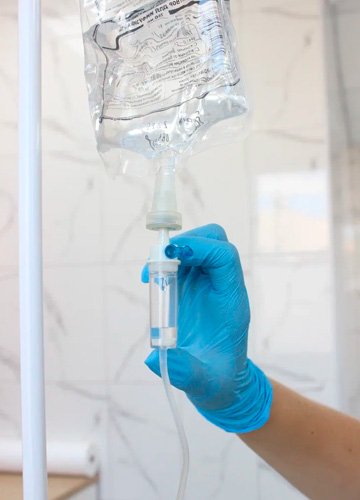 Врач поправляет капельницу